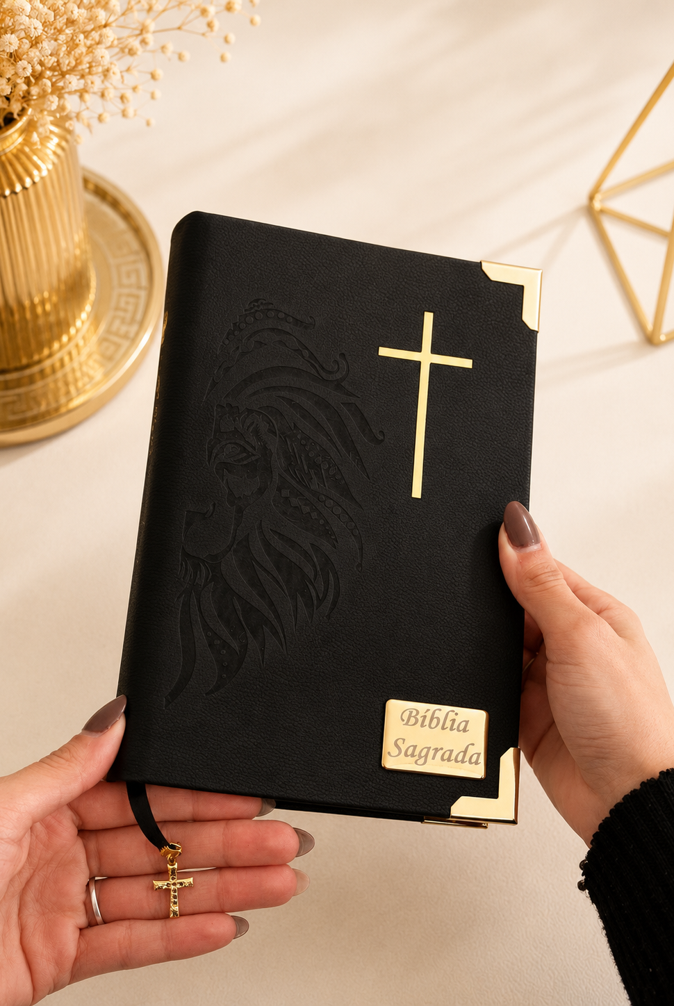Combo Bíblia Courino Preto Leão e Cruz — imagem ilustrativa 2