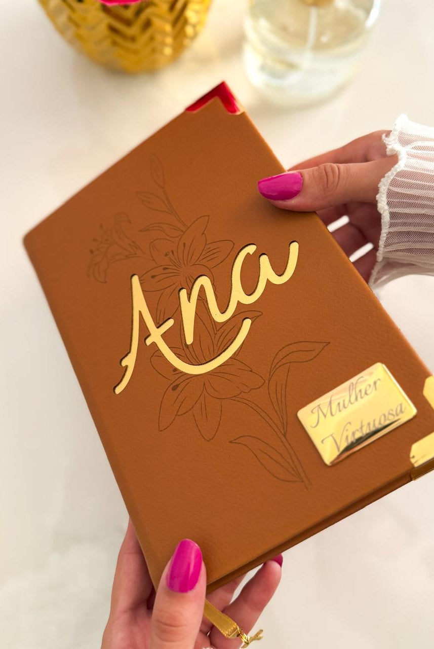 Combo Bíblia Courino Caramelo Flor Lírio com Nome + Placa Média + Cartela de Índices