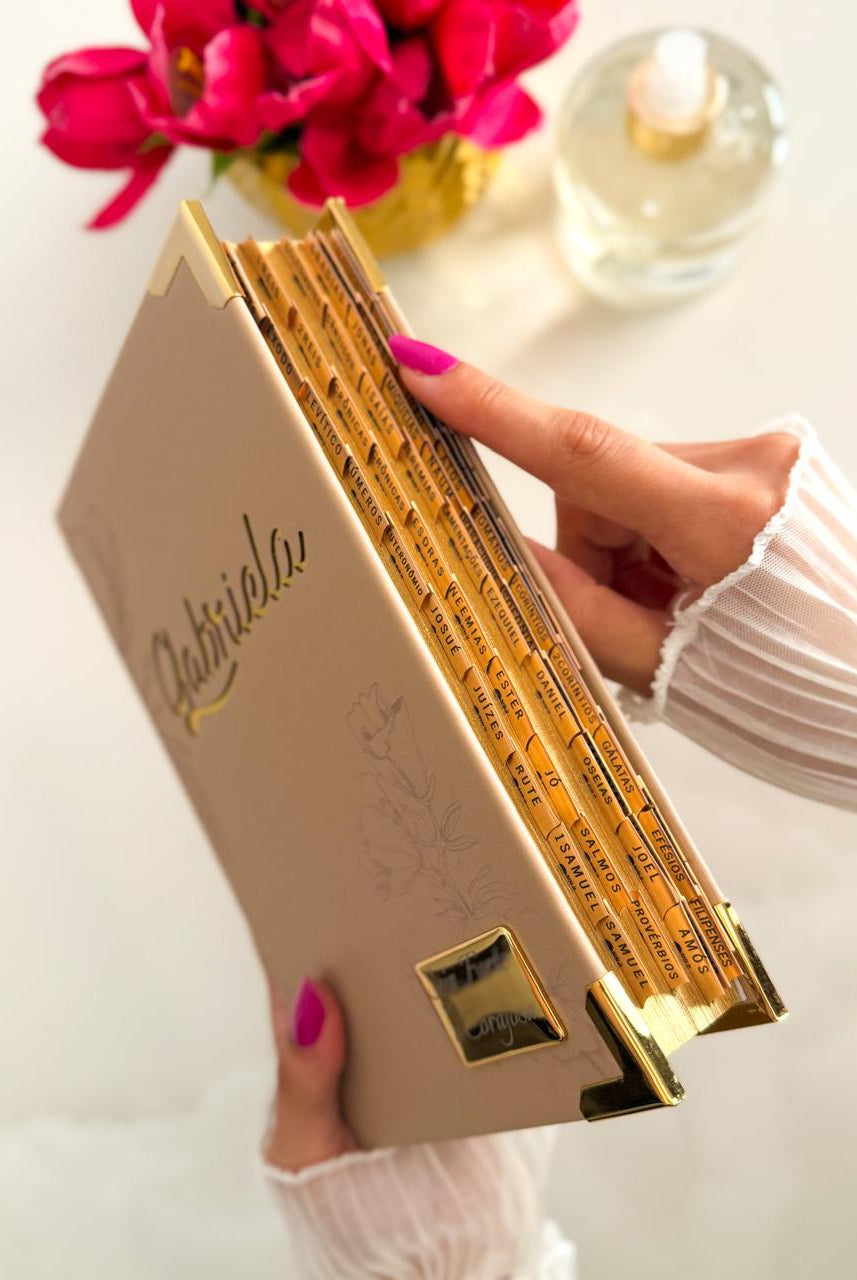 Combo Bíblia Courino Nude Floral com Nome — foto 2