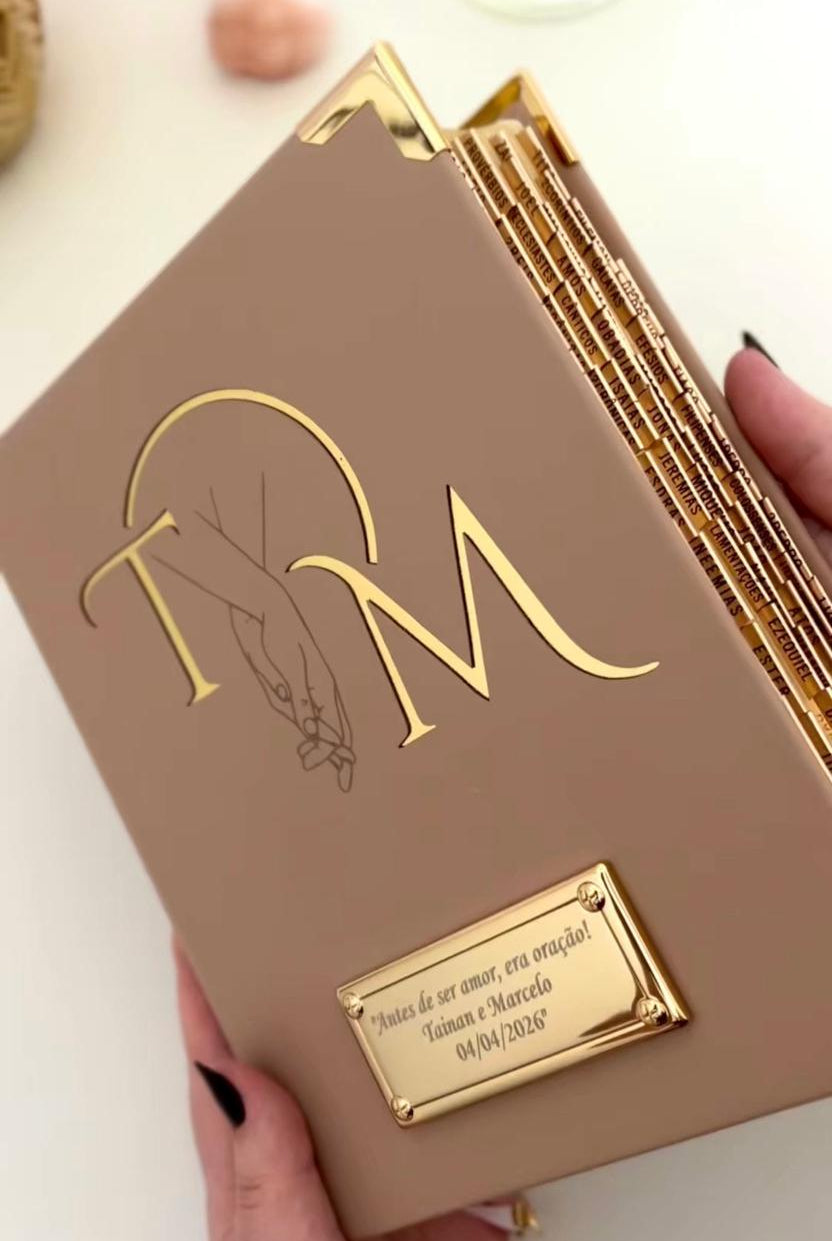 Combo Bíblia Courino Nude Mãos Entrelaçadas e Iniciais + Placa Grande + Cartela de Índices