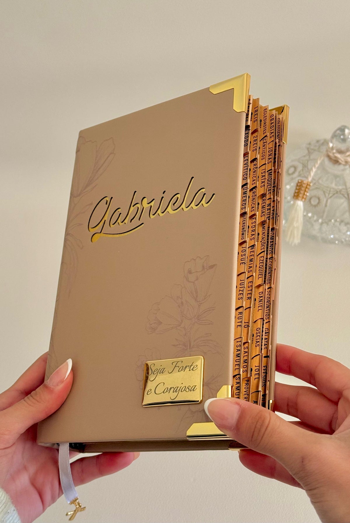 Bíblia courino nude floral com nome Gabriela + Cartela de índices + Placa média - Versão NAA