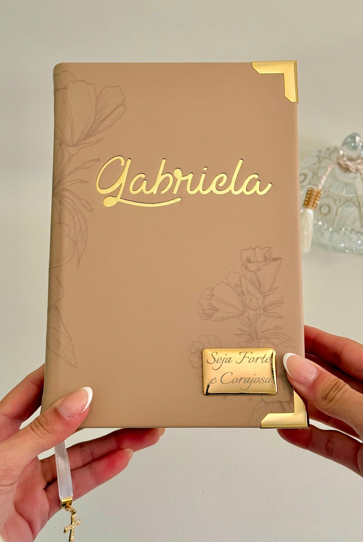 Bíblia courino nude floral com nome Gabriela — foto 2