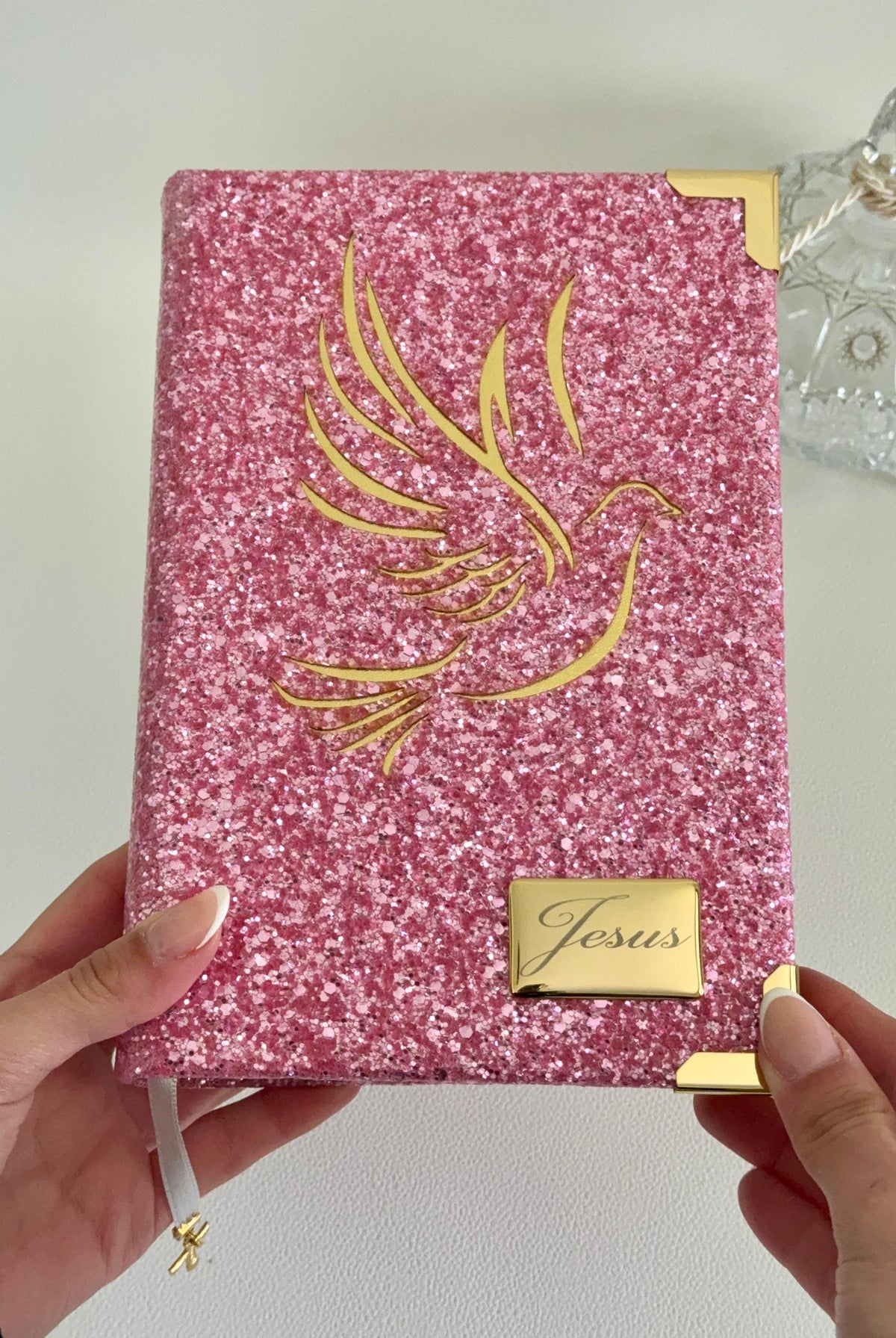 Bíblia Glitter Rosa Pombinha + Cartela de índices + Placa média