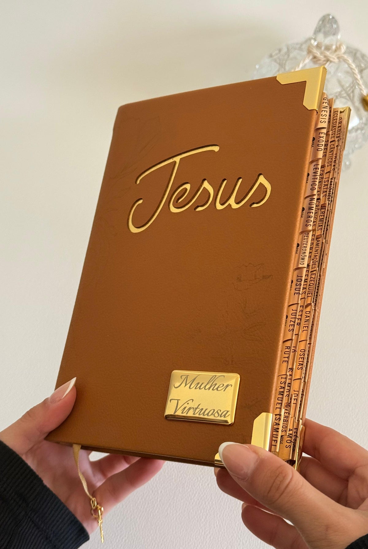 Bíblia Courino Caramelo Floral Jesus + Cartela de Índices + Placa Média