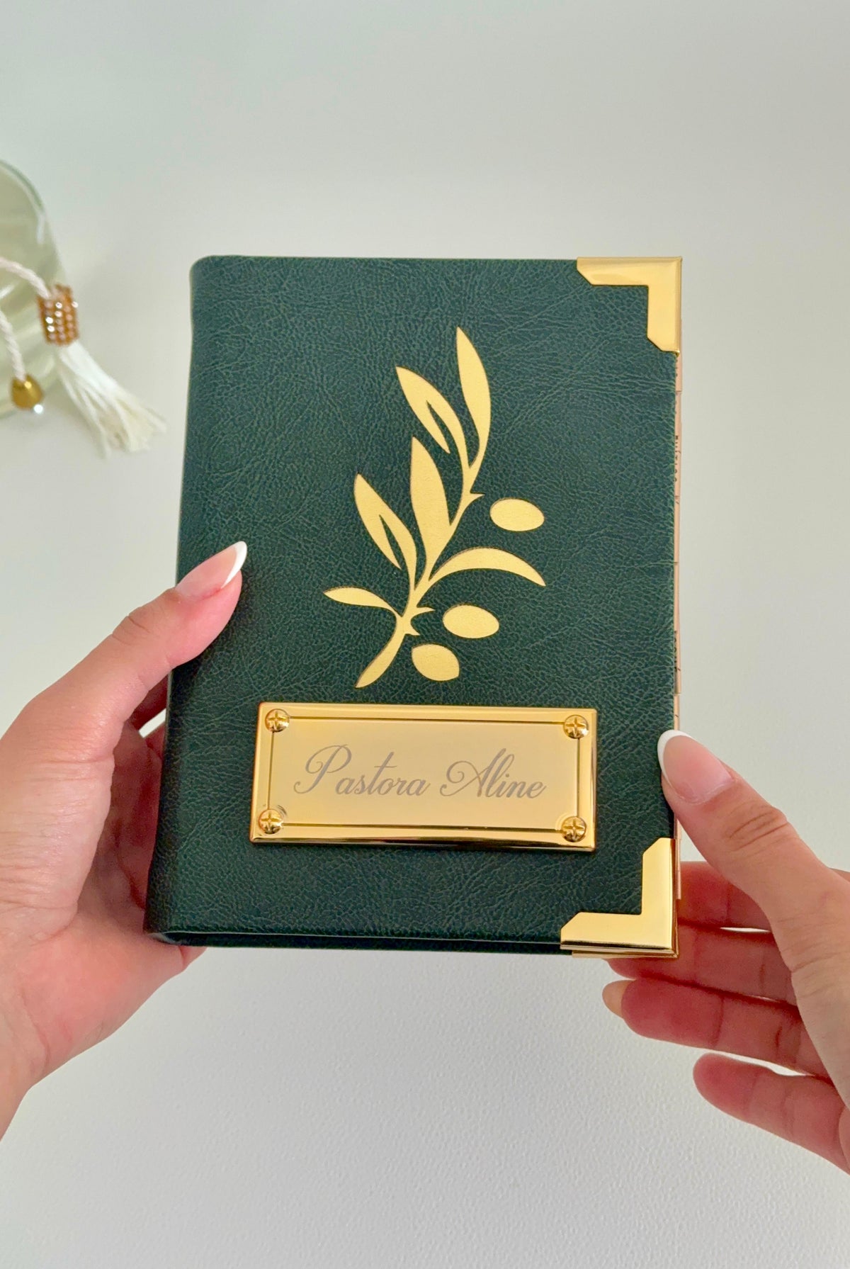 Bíblia courino oliva com oliveira vazada + Cartela de índices + Placa Grande