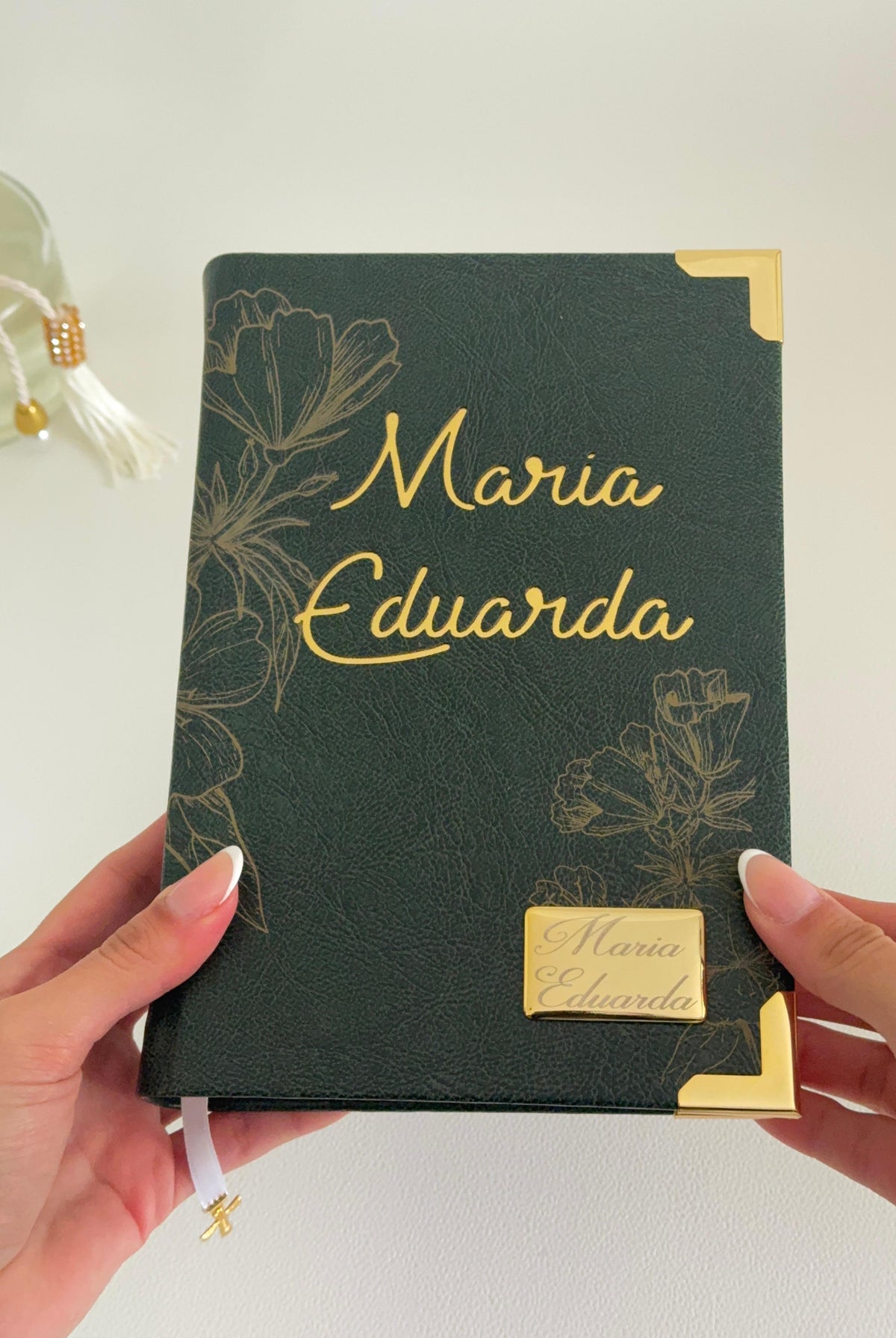 Bíblia courino oliva floral MARIA EDUARDA vazado + Placa média + Cartela de índices