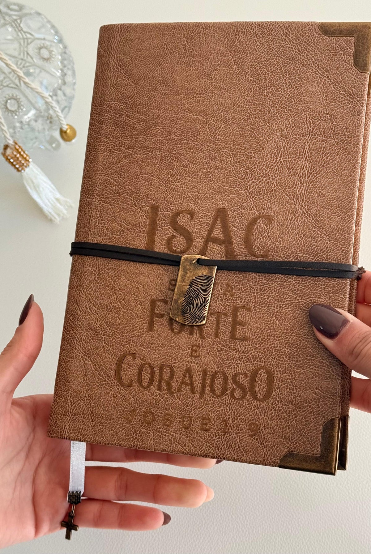 Bíblia courino marrom envelhecido Josué 1:9 com nome ISAC- Versão NVI