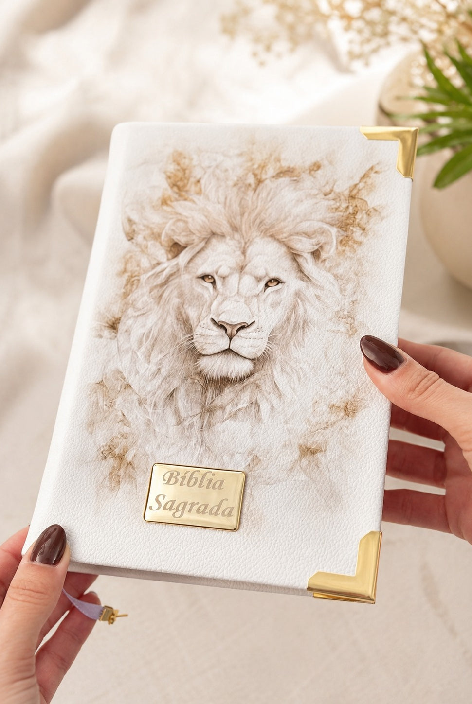 Combo Bíblia Courino Leão Branco + Placa Média + Cartela de Índices