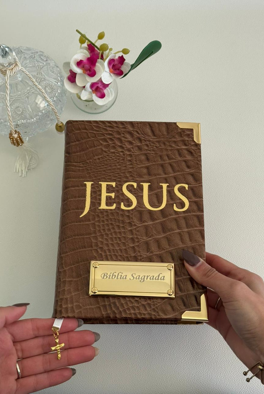 Bíblia Courino Croco Marrom JESUS + Cartela de Índices + Placa Grande