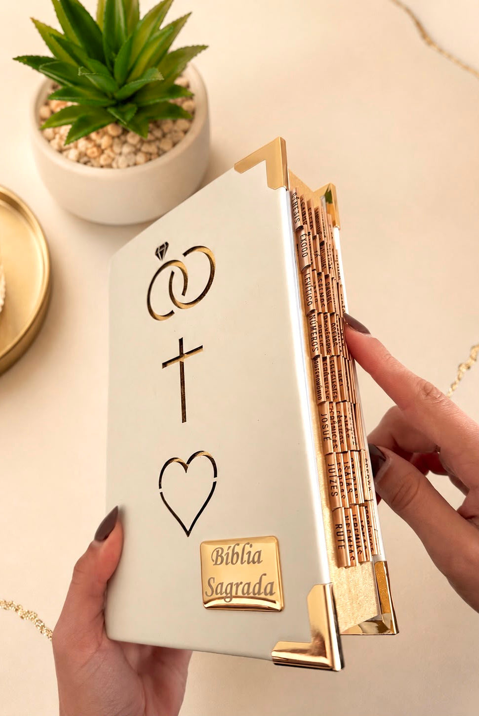 Combo Bíblia Couro Branco Casamento + Placa Média + Cartela de Índices