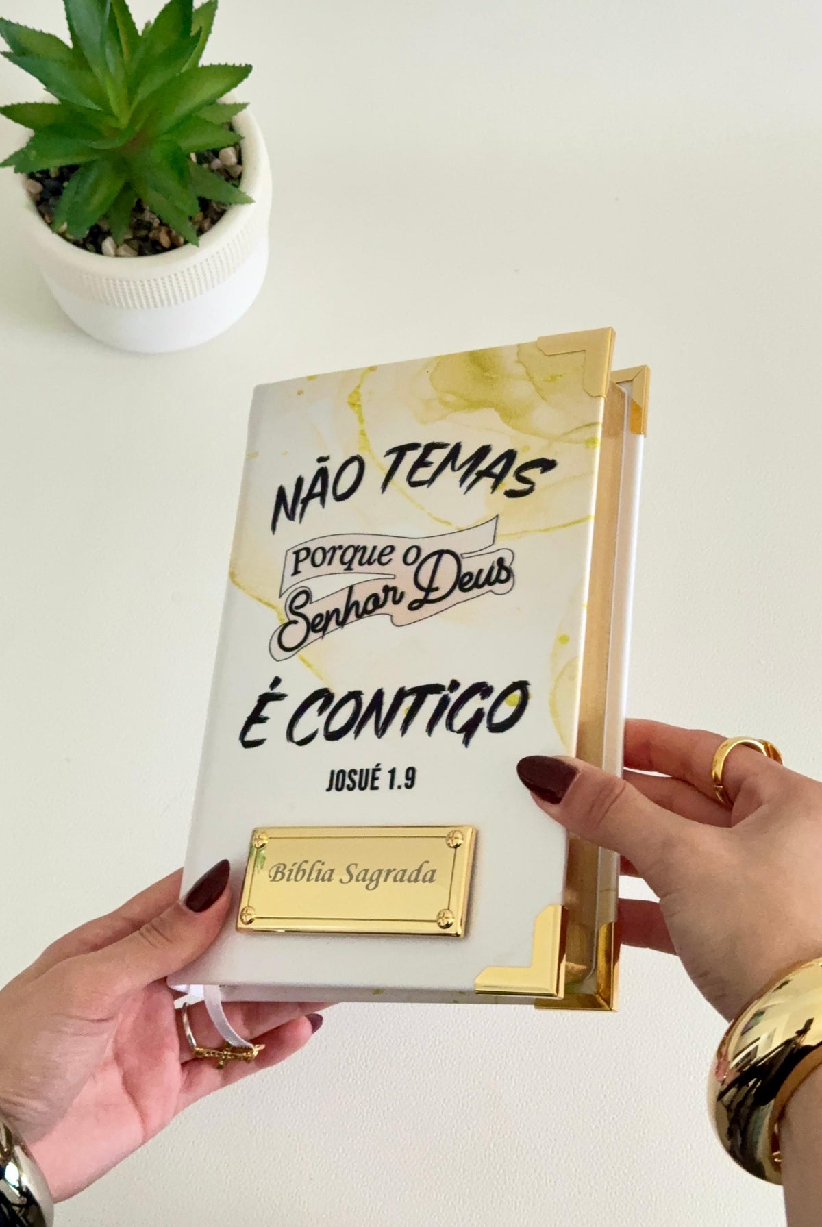Bíblia Cetim Josué 1:9 (Média NVI) + Placa Grande