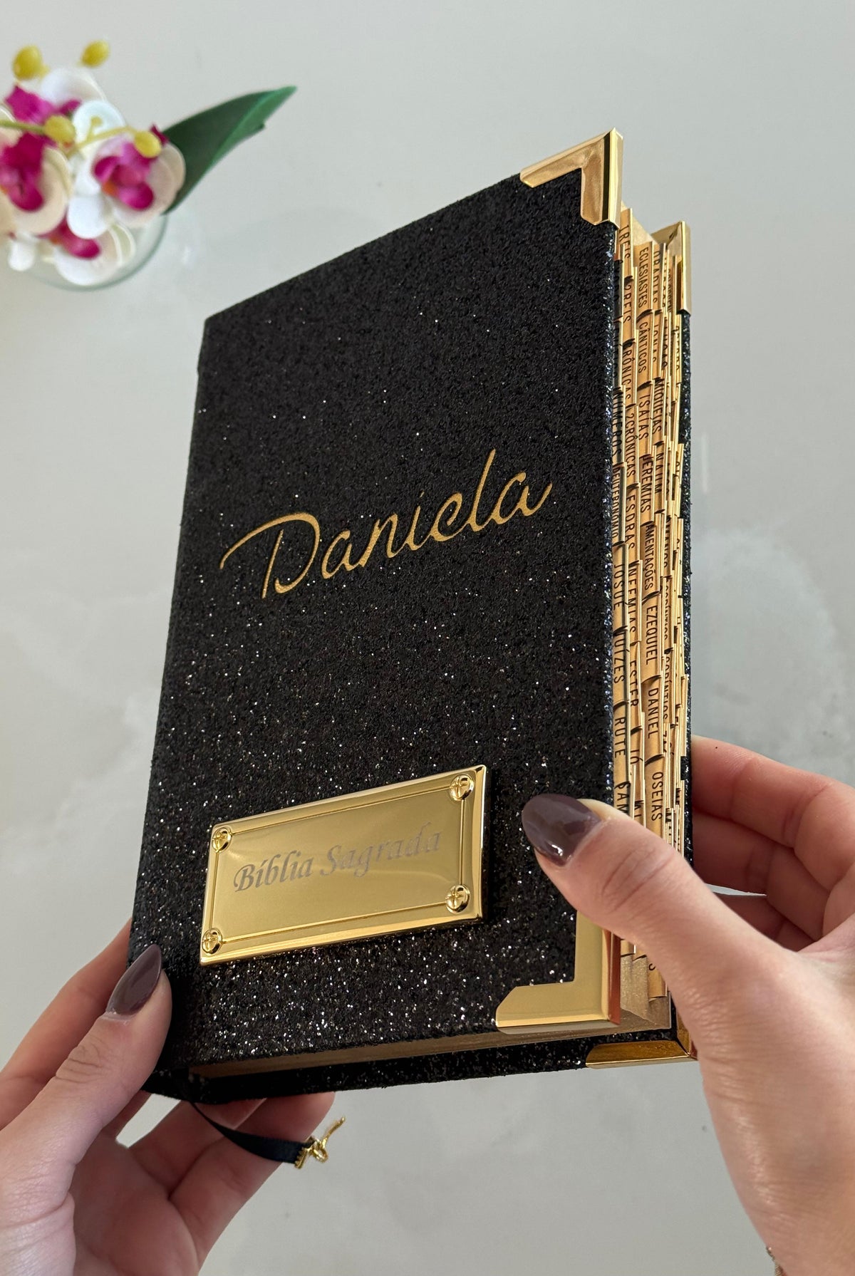 Bíblia Glitter Preto nome Daniela (Média NAA)