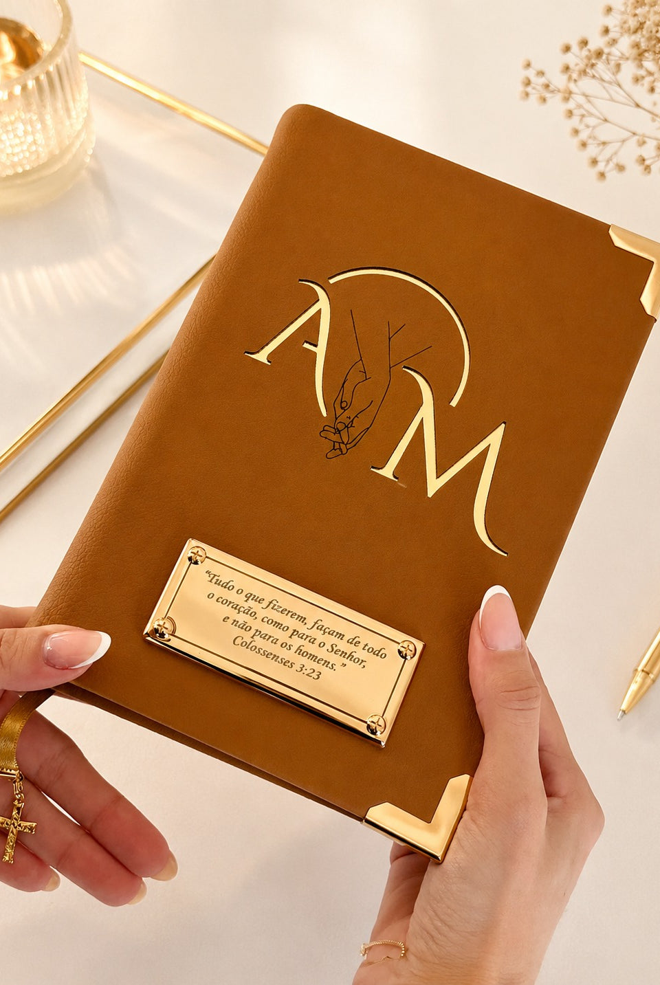 Combo Bíblia Courino Caramelo Mãos Entrelaçadas e Iniciais + Placa Grande + Cartela de Índices