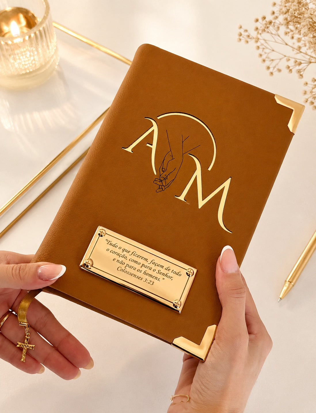 Combo Bíblia Courino Caramelo Mãos Entrelaçadas e Iniciais + Placa Grande + Cartela de Índices