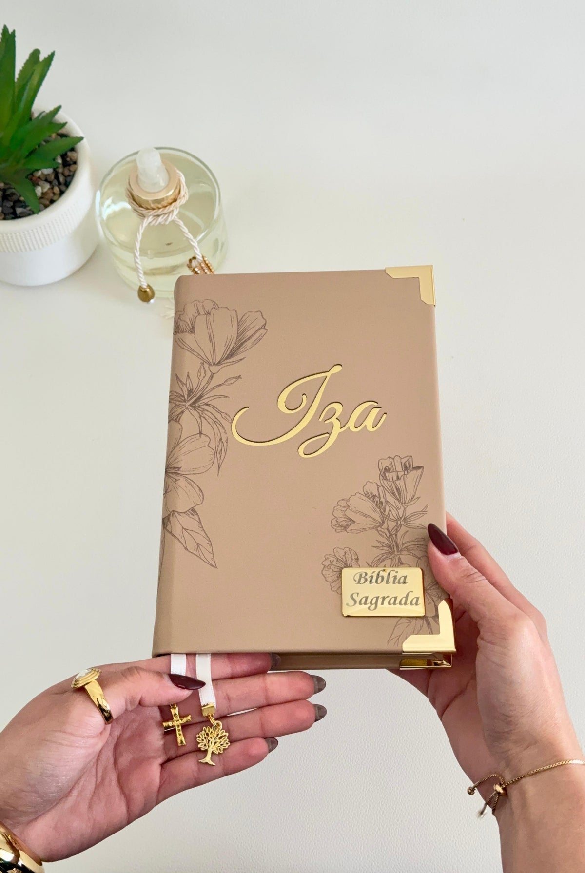 Bíblia courino nude floral com nome IZA + Placa média + Cartela de índices