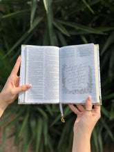 Bíblia média Mármore Branco com Fundo Dourado - Creio em Ti Gabriela Rocha