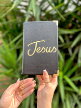 BLACK FRIDAY 44 - Bíblia Média Couro Legítimo Preto com Jesus vazado