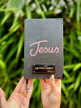Kit Bíblia média Glitter Mar negro Jesus em rosa + Cartela de índice + Placa Grande.
