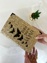 *16* Bíblia Glitter Dourado com Borboletas e frase Feita para Voar - PRONTA ENTREGA