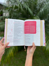 Bíblia Grande Glitter Rosa Leão de Estudo - PRONTA ENTREGA