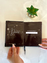 *20* Mini Devocional Tesouro de Davi em Glitter Preto Pombinha do Espírito Santo - PRONTA ENTREGA