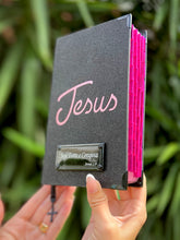 Kit Bíblia média Glitter Mar negro Jesus em rosa + Cartela de índice + Placa Grande.