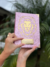 Bíblia Grande Glitter Rosa Leão de Estudo - PRONTA ENTREGA