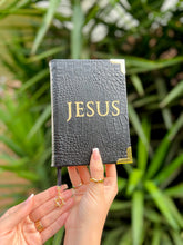 BLACK FRIDAY 08 -  Bíblia Pequena Preta Couro - JESUS vazado