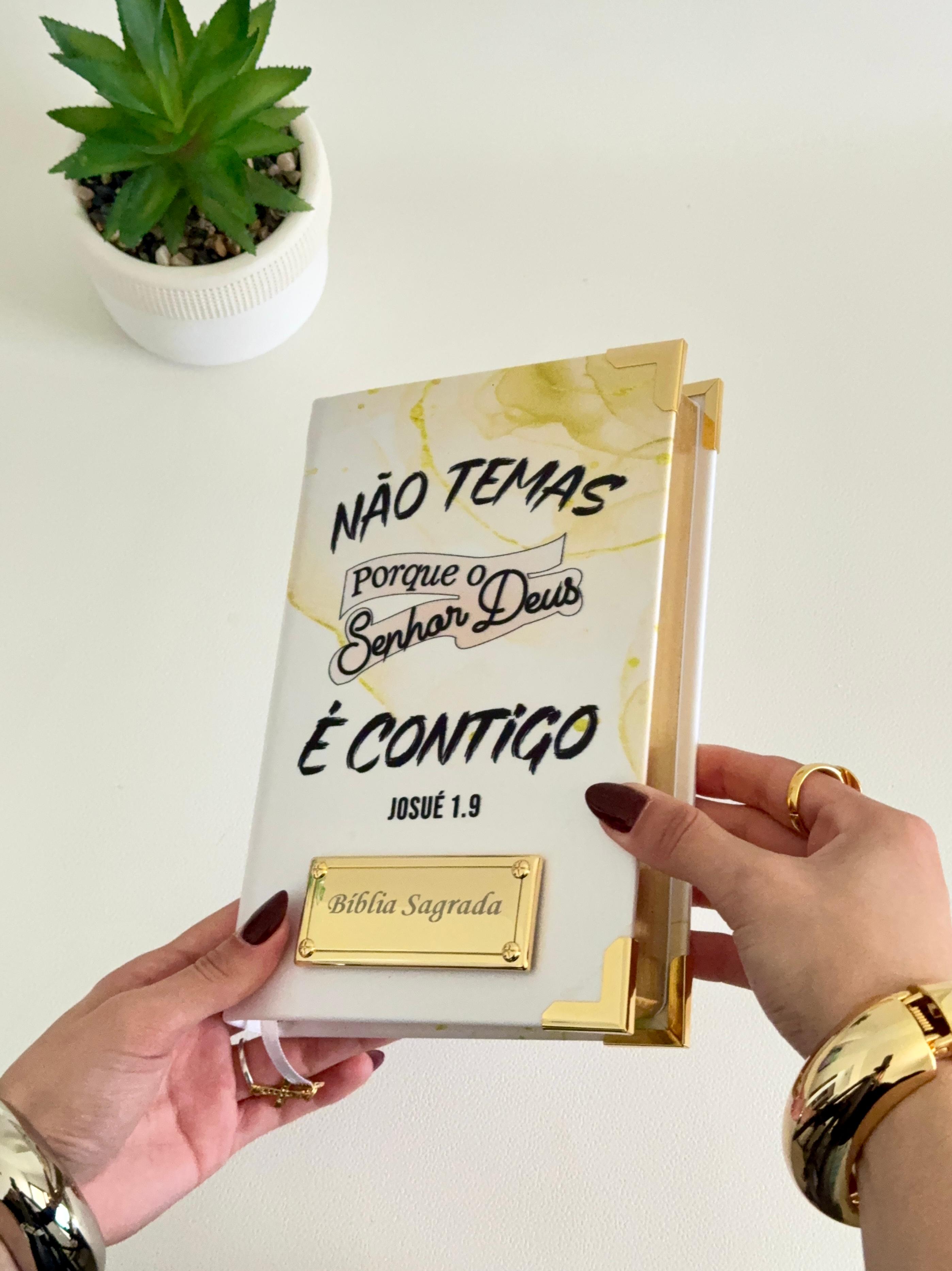 Bíblia Cetim Josué 1:9 (Média NVI) + Placa Grande