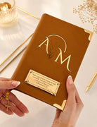 Combo Bíblia Courino Caramelo Mãos Entrelaçadas e Iniciais + Placa Grande + Cartela de Índices