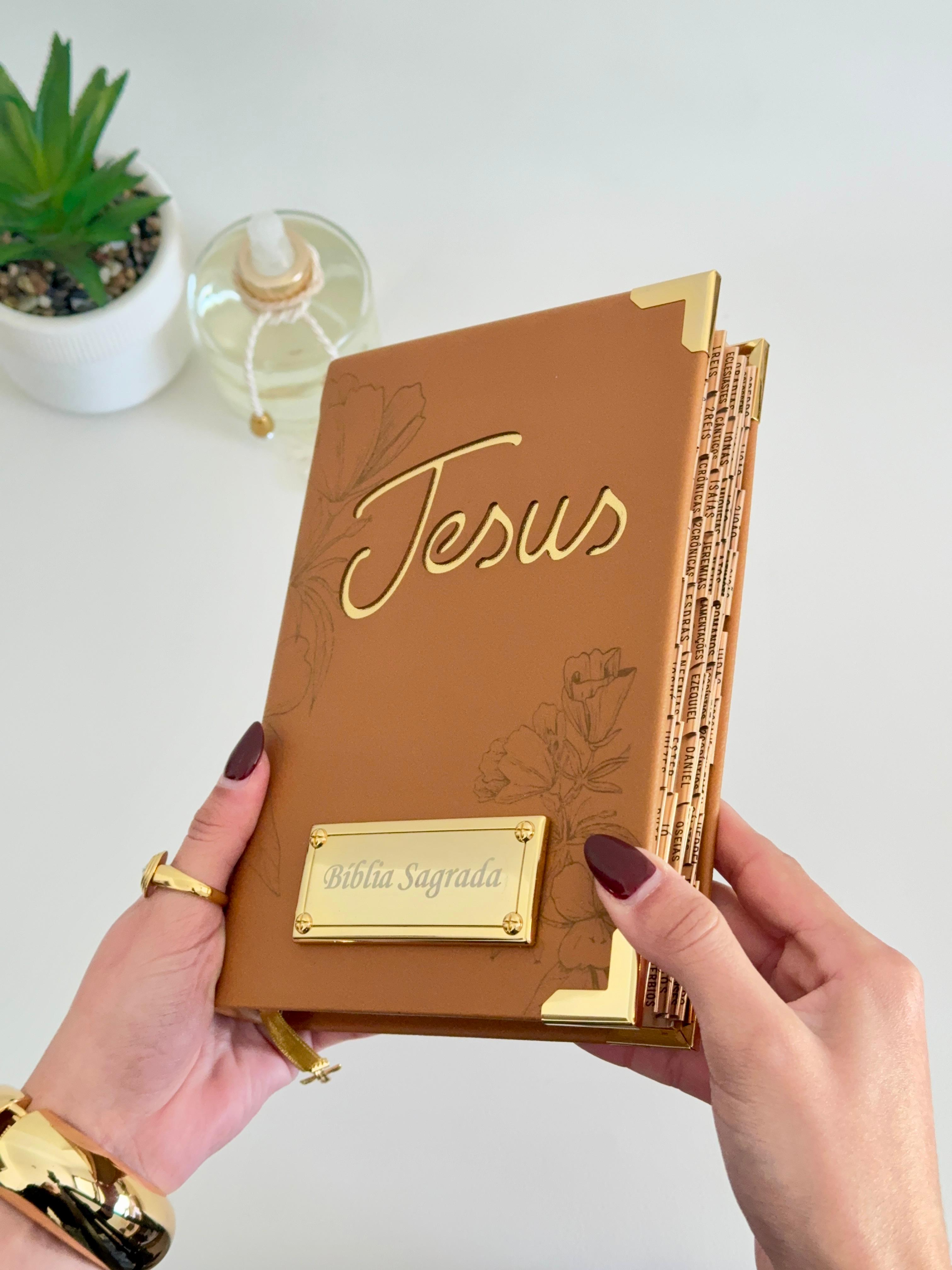 Bíblia courino caramelo floral JESUS
