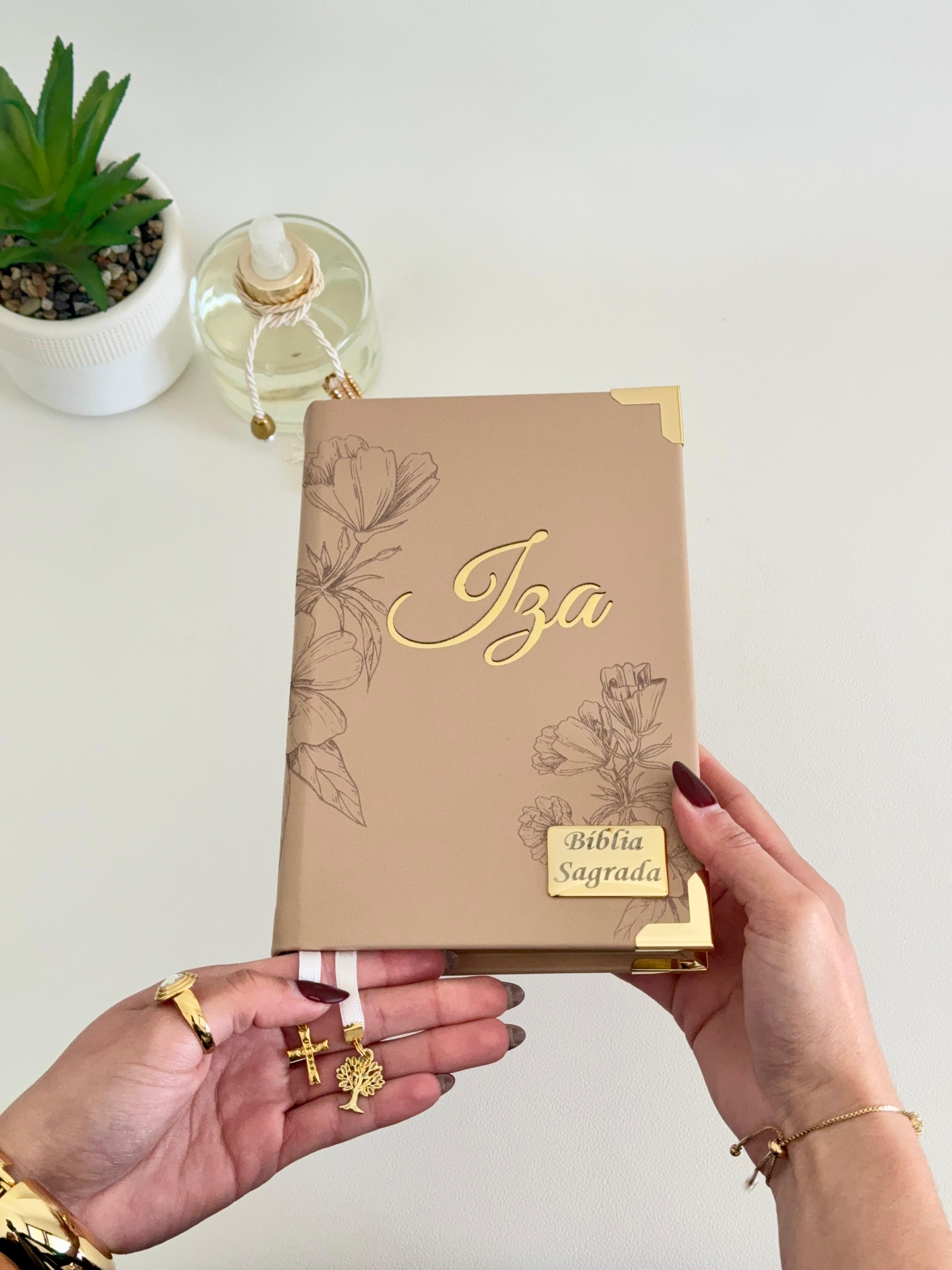 Bíblia courino nude floral com nome IZA + Placa média + Cartela de índices