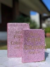 Kit Bíblia + Bloquinho de anotações Glitter rosa Seja Forte e Corajosa